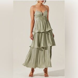Elegant Green Pleated Maxi Dress